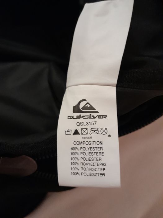 Troller negru  cu scris alb Quiksilver