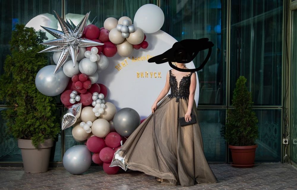 Бална рокля-с ефектен гръб