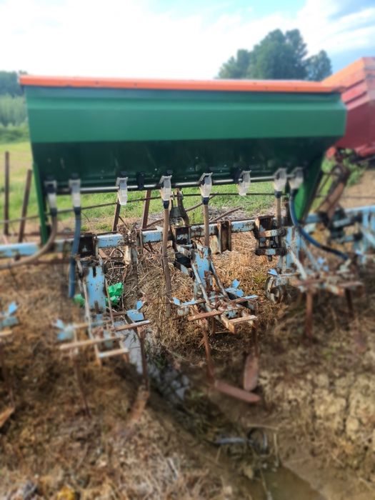 Vând cultivator depe 6 randuri