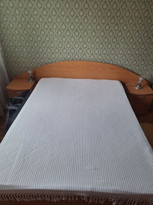 Спалня с матрак, 2 нощни шкафчета и тоалетка