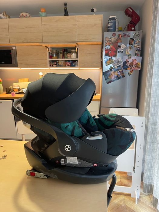 Столче за кола Cybex + Isofix база + подарък адаптери