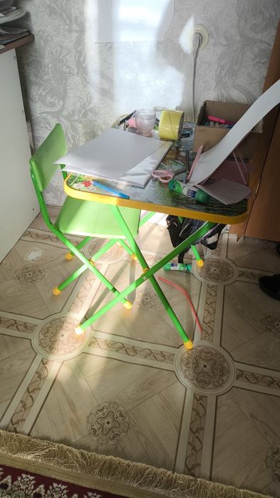 Продам детский столи стул