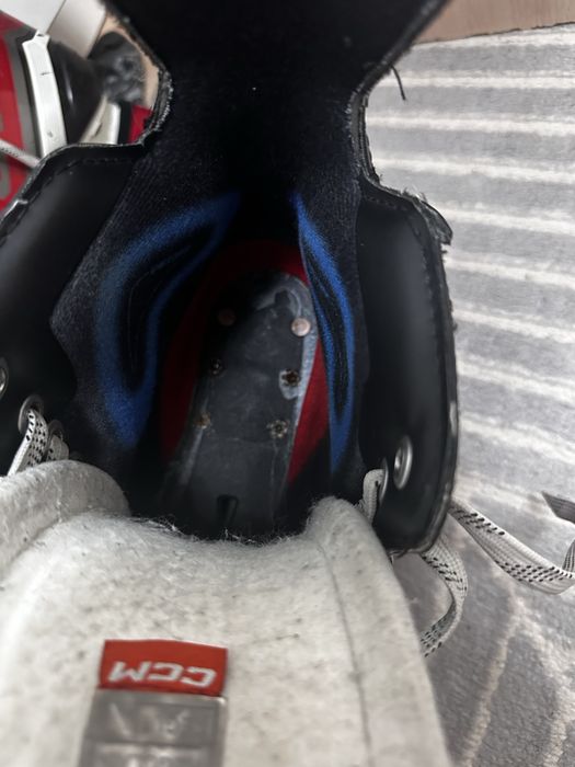 Коньки хоккейный.