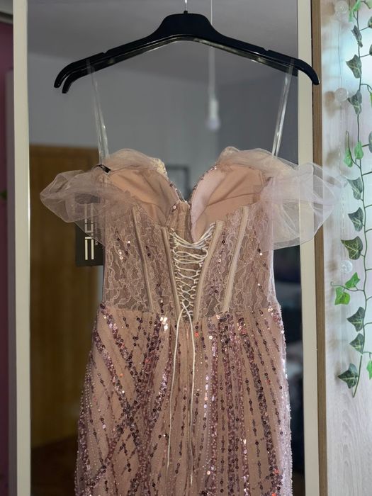 Чисто нова бална рокля