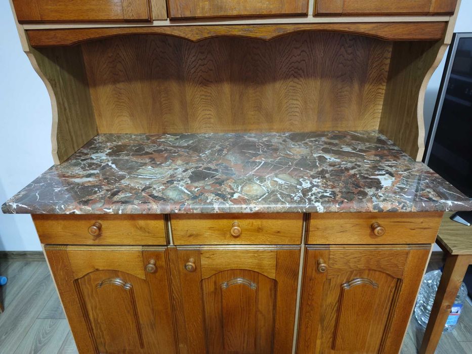 Bufet bucătărie cu uși din lemn și blat termorezistent