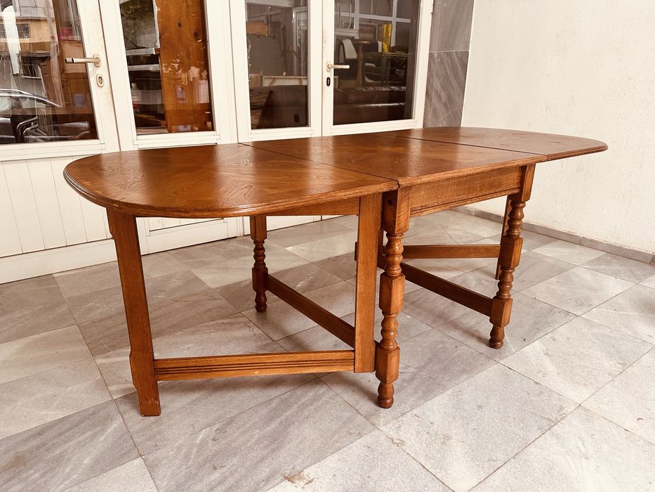 Разтегателна дъбова трапезна маса с падащи плотове