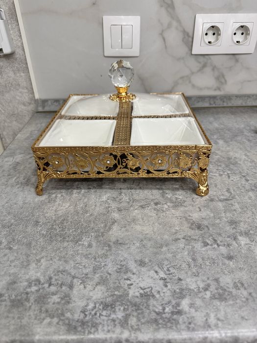 Менажница с крышкой.