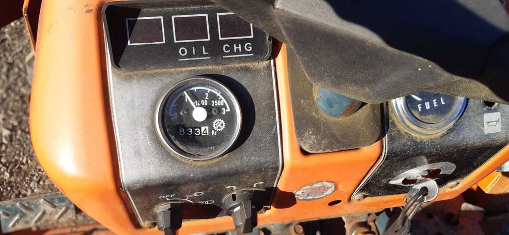 Tractor kubuta cu încărcător frontal