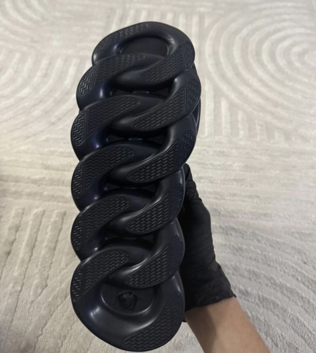 versace chain reaction