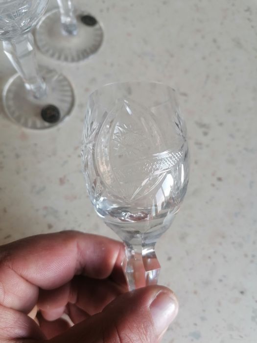 Set de pahare fabricat manual în România și conține peste 24% oxid de plumb, impecabile
