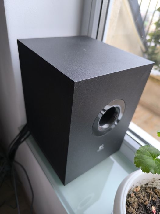 Компютър+монитор+колони за музика+инсталиран Уин. 11 Pro