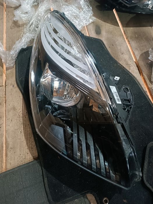 Lampa far Megane3 an 2014 bara fata Megane3 Clio4 Clio3 Fluence Scenic3 Scenic2  Megane2 stop UPC kit bara fata Dacia Logan3 Sandero Stepway3 Logan2