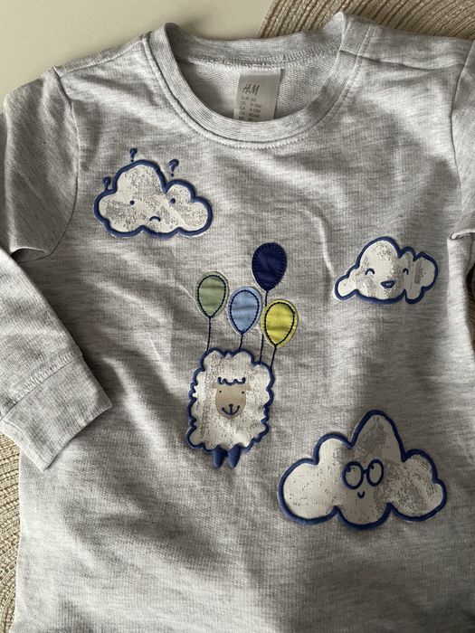 Set de haine pentru băiețel de 9–12 luni (74–80 cm), de la H&M, Koton Baby și Pusblu (include o bluză, pantaloni și un pulover călduros).