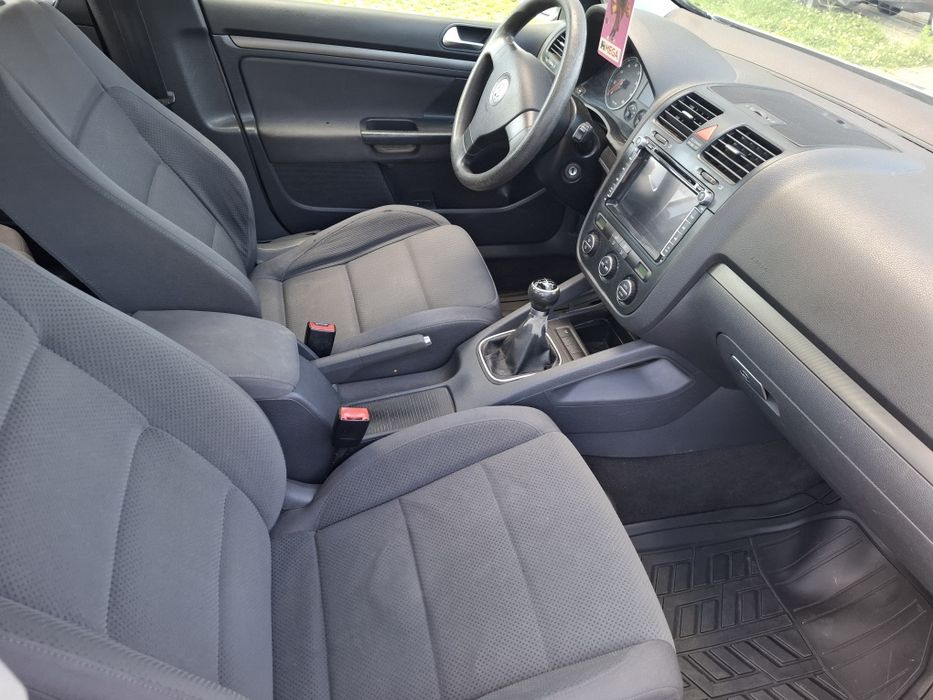 Vând volkswagen Golf. .5 an 2006 motor 16 . MPI