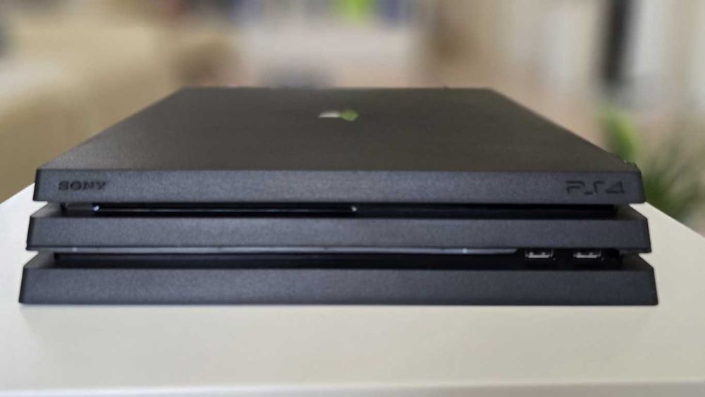 PlayStation 4 Pro / PS4 Pro 1TB с 2 контролера и игри