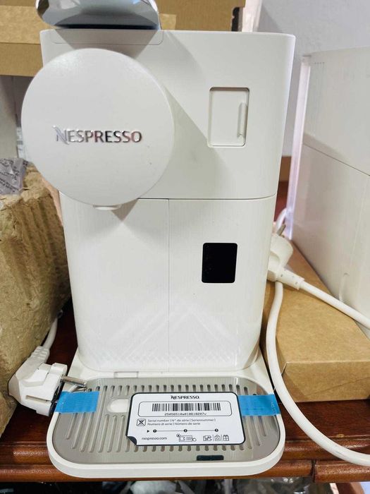 Espressor De'Longhi Nespresso Lattissima One, alb porțelan, EN510.W - are un defect, se vinde pentru piese sau reparare