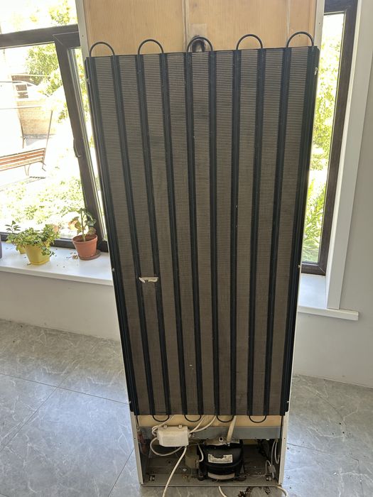 Холодильник старый