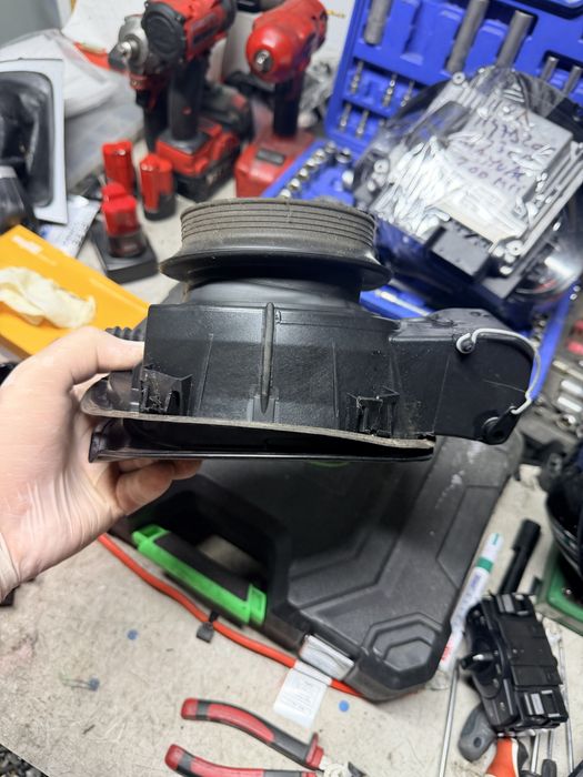 Usita rezervor bmw e87 e81 clapeta rezervor bmw e87 e81