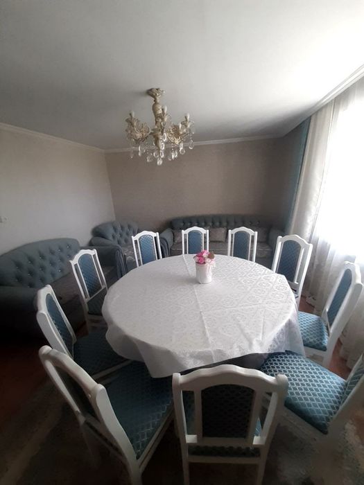 Круглый стол с высокими ножками