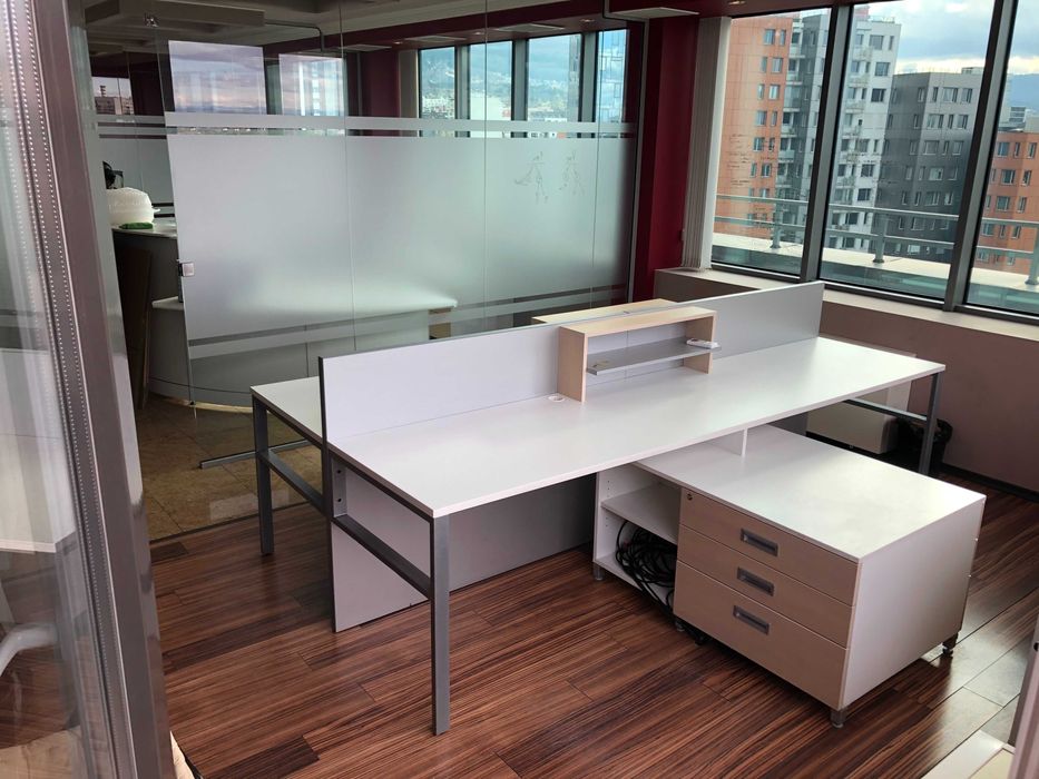 Офис мебели - конферентна маса, бюра с контейнери, бенч, столове и др.