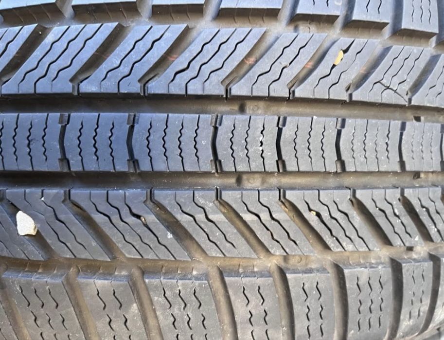 Продавам 2бр гуми 205/55R17 Continental Contiwinter