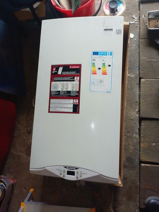 Centrala termica gas condensare Ariston Hs Premium 24 eu (+2 calorifere bonus)