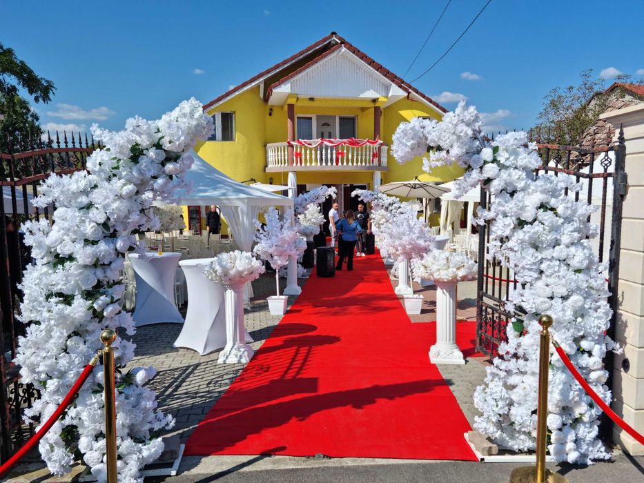 Aranjamente florale cort de inchiriat Inchiriez cort mese scaune flori