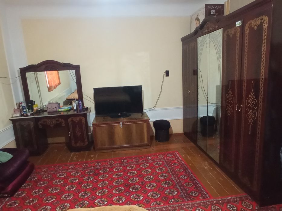 Двух спальни, шкаф, трюма, томбичкаси, стули