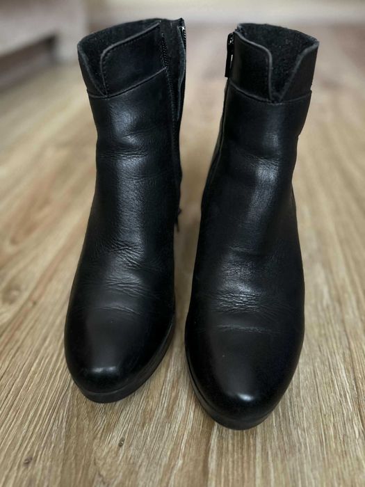 Черни боти, естествена кожа, в отлично състояние. Коледна оферта: -15%