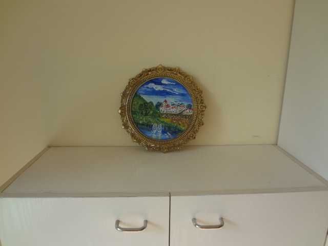 Овална картина с бронзова рамка