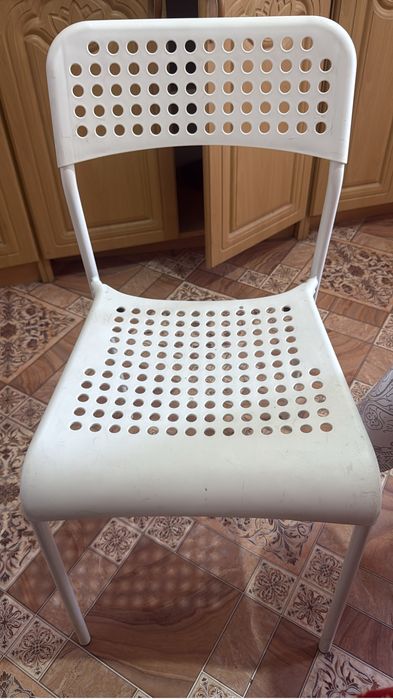 Продам стулья белого цвета и для дома и для офиса