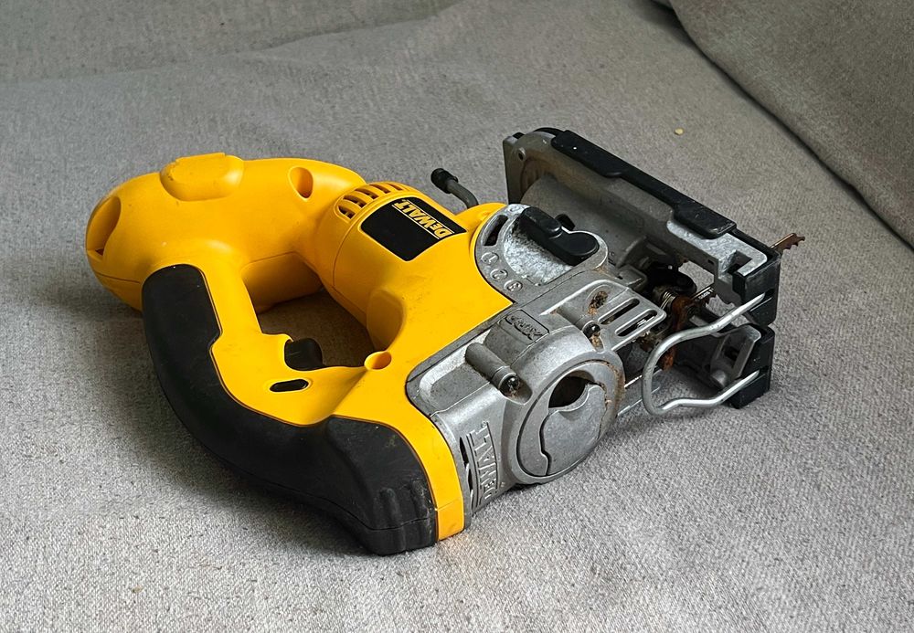 Fierastrau pendular DeWalt DC330 18V fara accesorii stare buna