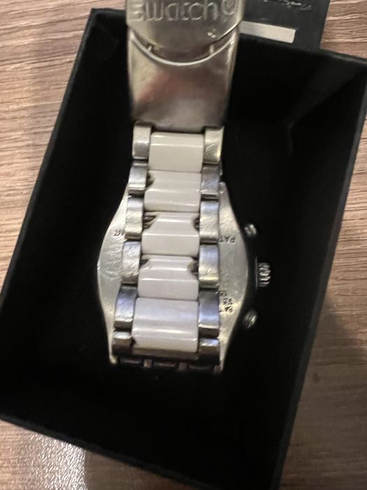Часовник Swatch с мраморни камъни