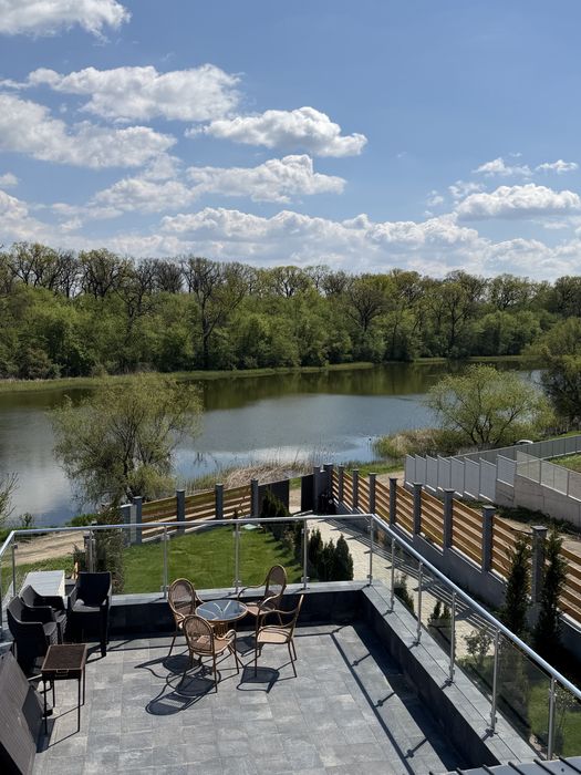 Vila de vanzare Corbeanca pe malul lacului cu piscina incalzita