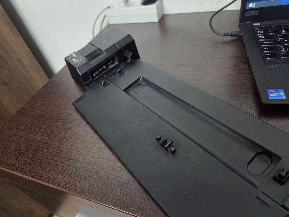Vând Lenovo ThinkPad Ultra Docking Station