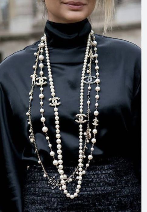 Colier Chanel cu perle artificiale si logo-ul emblematic CC-La comanda !