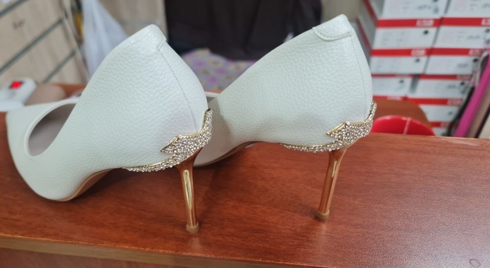 Продаётся шикарные туфли в молочном цвете в 38 размере