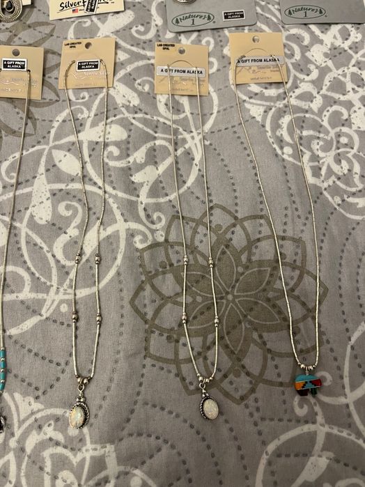 Колиета, обеци и гривни с камъни