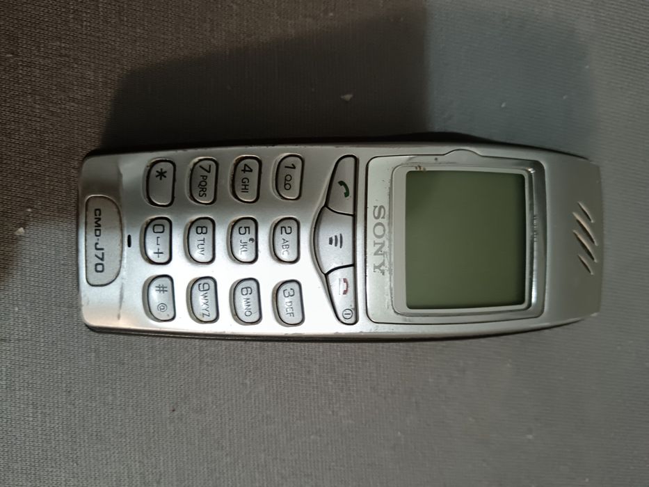 Продавам стари мобилни телефони