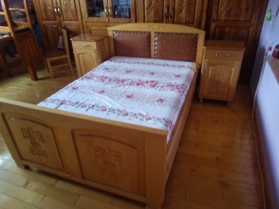 Pat dormitor lemn tei  cu saltea și 2 noptiere