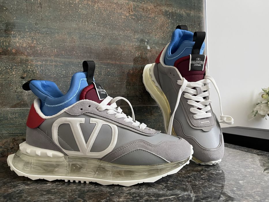 **Adidasi-Valentino Garavani Nr.44**