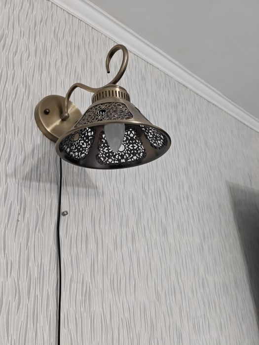 Продам люстру и светильник.