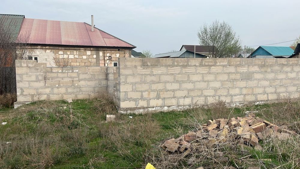 Продам участок 8 соток,с недостроенным домом .