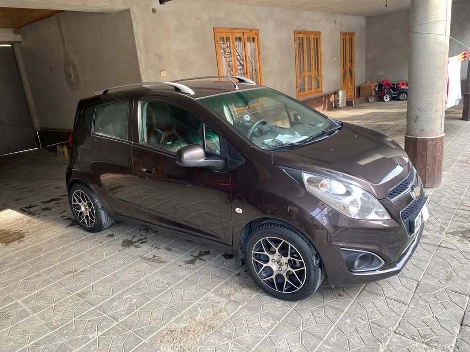 Продаются машина хорошим состоянием!Водила женщина!