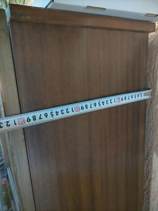 Шкаф с вратички от масивно дърво