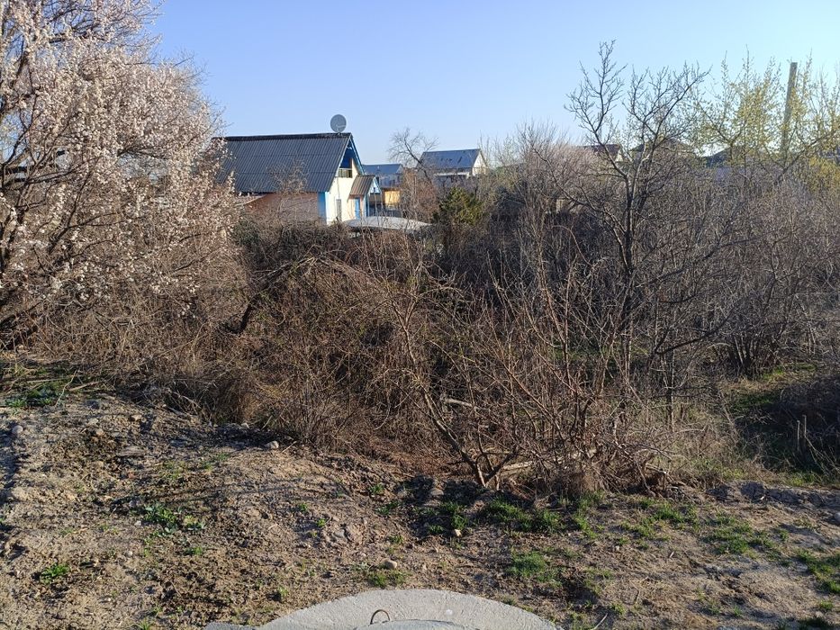 Продается участок с маленьким домом