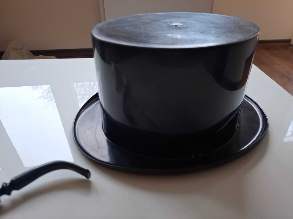 Шапка(цилиндър) и лула- пласмаса, обща цена 8лв