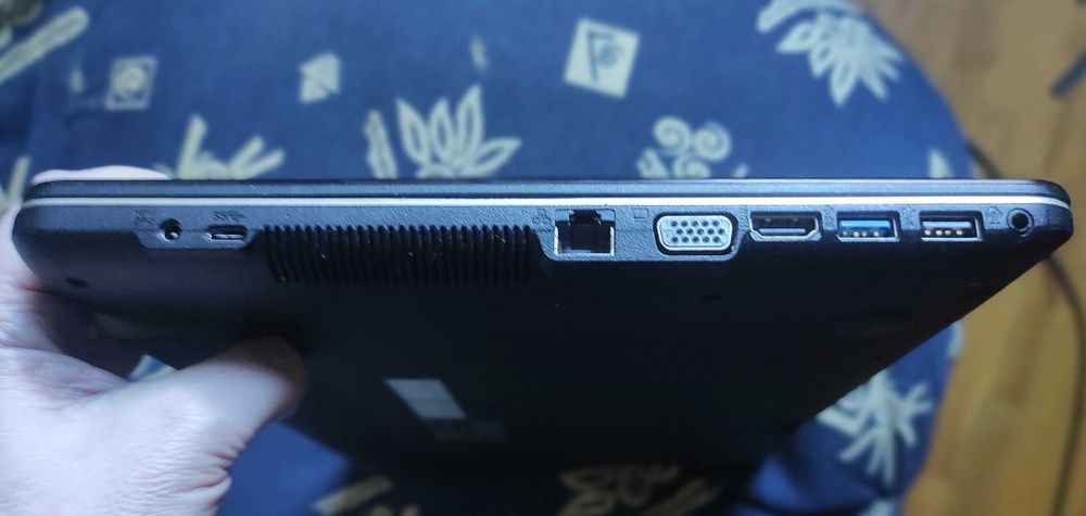 Продавам бюджетен лаптоп ASUS X540S