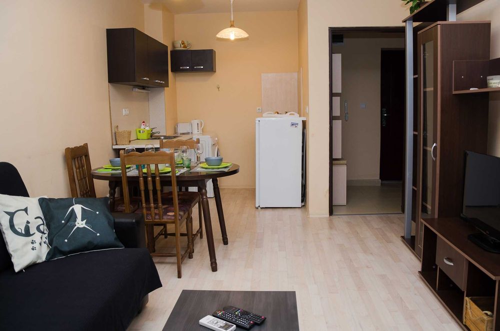 Дава се под наем Двустаен апартамент в к.к. Св.Св. Константин и Елена - 60 кв.м за 400 € - Снимка #1