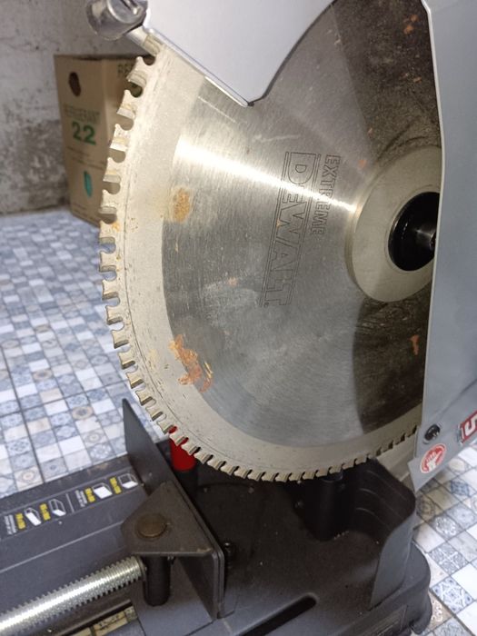 Продам торцовка по металлу Зубр